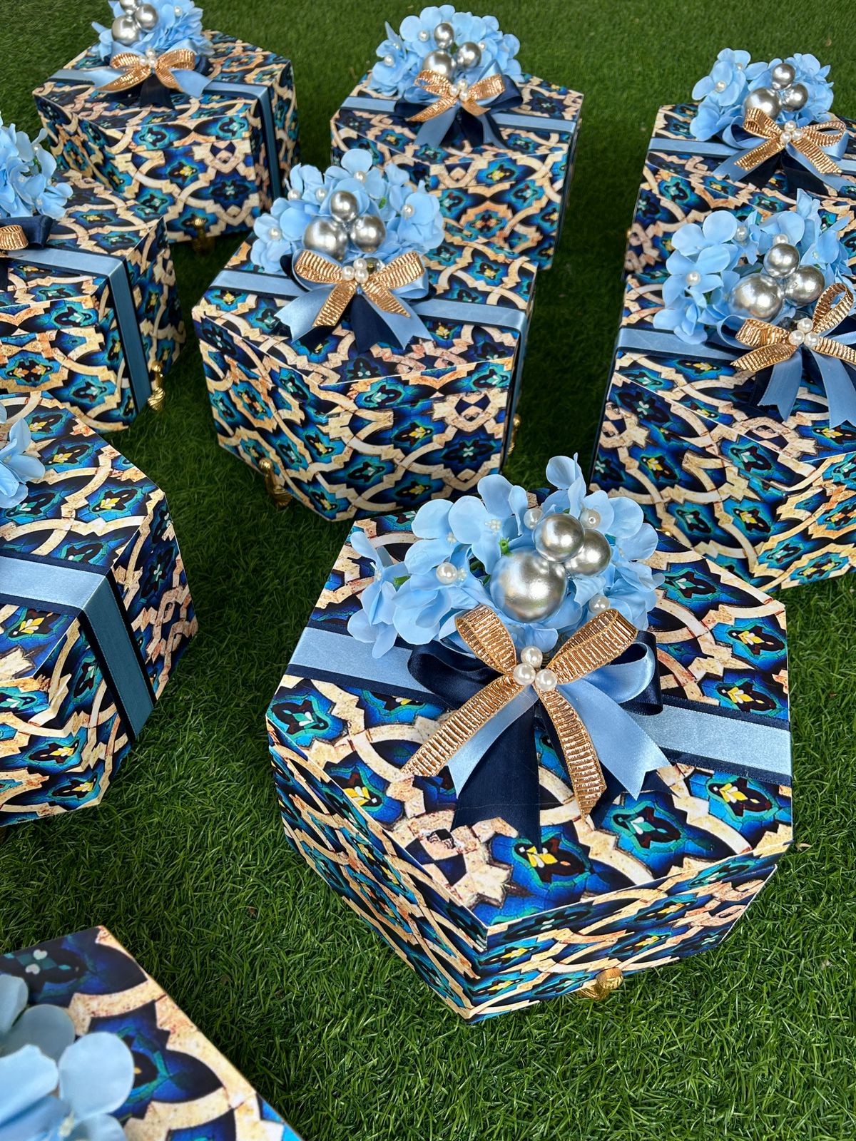 Hexagonal Mugal print box Hamper